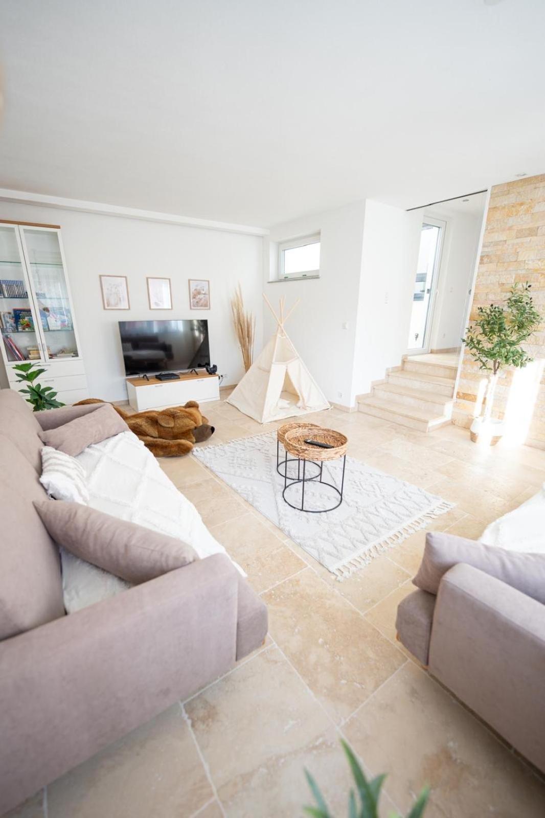 -Stadthaus Ida- Mit Grosser Dachterasse, Am Schlosspark, Luftkurort Kisslegg, Boxspringbetten, Kaffeevollautomat, Smarttv, Familienfreundlich, Grosszuegig, Zentral Luaran gambar